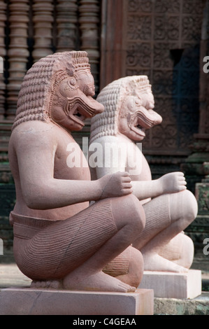 Monkey garde à Banteay Srei, Angkor, Cambodge Banque D'Images