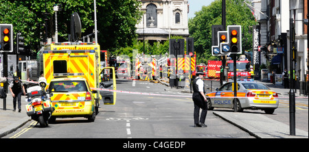 Service d'incendie Metropolitan police t& APE avec des véhicules d'ambulance dans une photo assistant à un incendie majeur à Marconi House dans le Strand London England UK Banque D'Images