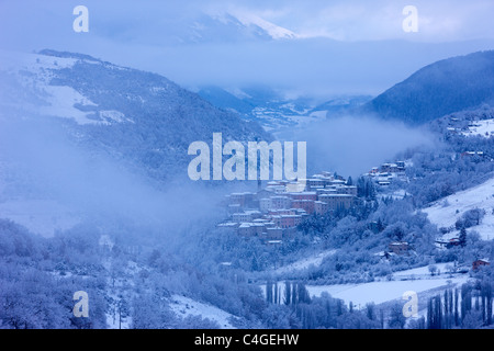 Preci en hiver, Valnerina, parc national Monti Sibillini, Ombrie, Italie Banque D'Images