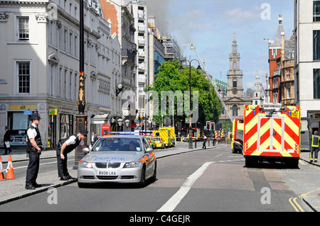 La police et les véhicules d'urgence dans une photo qui fréquentent important incendie au Marconi House Banque D'Images