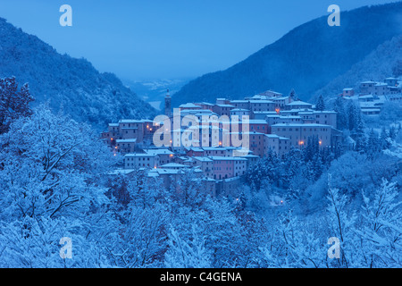 Preci à l'aube en hiver, Valnerina, parc national Monti Sibillini, Ombrie, Italie Banque D'Images