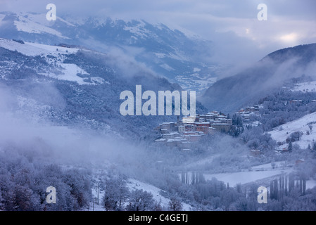 Preci en hiver, Valnerina, parc national Monti Sibillini, Ombrie, Italie Banque D'Images