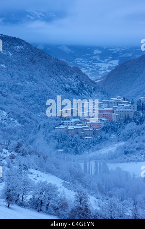 Preci à l'aube en hiver, Valnerina, parc national Monti Sibillini, Ombrie, Italie Banque D'Images