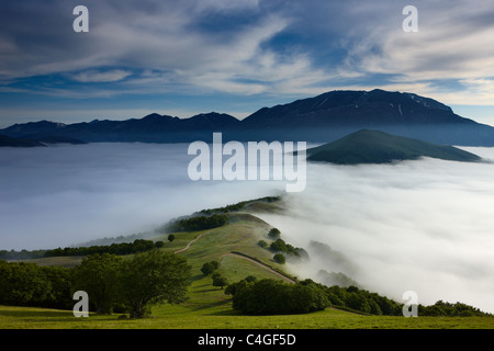 Brume sur le Piano Grande, parc national Monti Sibillini, Ombrie, Italie Banque D'Images