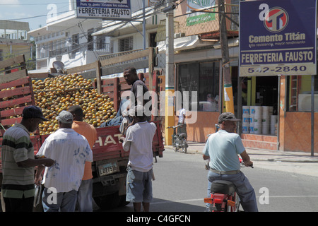 Saint-Domingue République dominicaine,Bajos de Haina,Black Blacks ethnie africaine,homme hommes adultes,ouvrier,livraison,camion de ramassage,produit,vendeur ven Banque D'Images