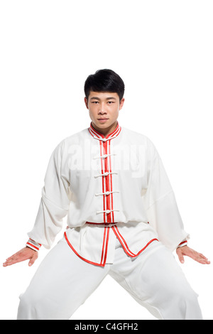 L'homme dans les vêtements traditionnels chinois faisant le Taijiquan Banque D'Images