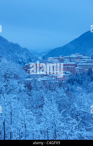 Preci à l'aube en hiver, Valnerina, parc national Monti Sibillini, Ombrie, Italie Banque D'Images