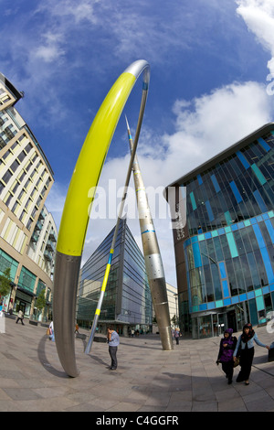 La sculpture de l'Alliance par Jean-Bernard Metais hors magasin John Lewis et Bibliothèque Centrale St David's Shopping Centre Cardiff au Pays de Galles Banque D'Images