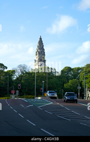 Trafic sur Kingsway Cardiff City Hall, tour de l'horloge, Glamorgan du Sud, Pays de Galles, Cymru, UK GO Banque D'Images