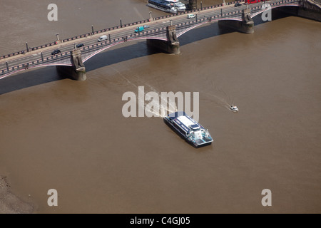 Un bateau à passagers passe sous le pont de Westminster sur la Tamise à Londres Banque D'Images