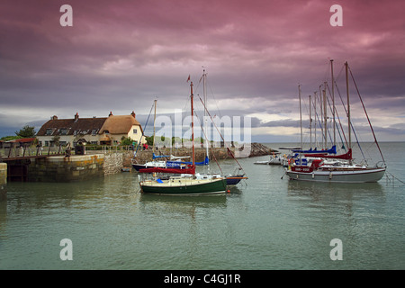 Une collection de yachts amarrés dans le petit port pittoresque de Porlock Weir sur le canal de Bristol, Somerset, England, UK Banque D'Images