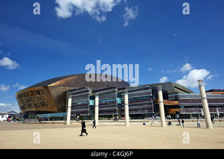 Wales Millennium Centre La baie de Cardiff au Pays de Galles UK avec poésie par Gwyneth Lewis dans la façade Banque D'Images