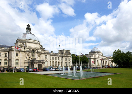 Fontaines en face de l'Hôtel de ville de Cardiff et le Musée National du Pays de Galles sur la droite le centre-ville de Cardiff Wales UK Banque D'Images