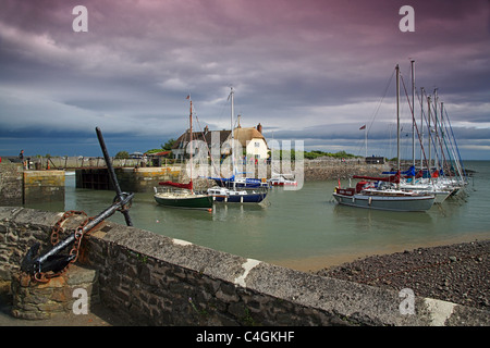 Une collection de yachts amarrés dans le petit port pittoresque de Porlock Weir sur le canal de Bristol, Somerset, England, UK Banque D'Images