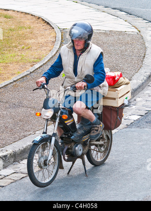 Vue de dessus de vieil homme à partir de cyclomoteurs - France. Banque D'Images