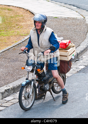 Vue de dessus de vieil homme à partir de cyclomoteurs - France. Banque D'Images