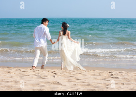 Heureux Jeunes mariés sur la plage Banque D'Images