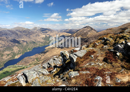 Une vue sur le Loch Leven vers Kinlochleven du pap of Glencoe Banque D'Images