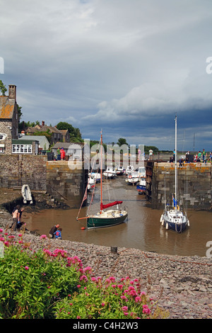 Une collection de yachts amarrés dans le petit port pittoresque de Porlock Weir sur le canal de Bristol, Somerset, England, UK Banque D'Images