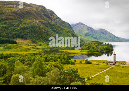 Vue sur le monument de Glenfinnan à la tête du Loch Shiel en Ecosse Banque D'Images
