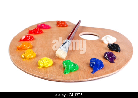 Photo d'une palette d'artistes en bois chargés de diverses peintures de couleur et de broussailles, isolé sur un fond blanc avec clipping path Banque D'Images