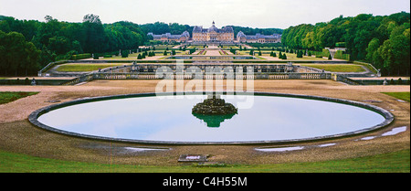 Le Château de Vaux-le-Vicomte est un château français de style baroque situé à Maincy, près de Melun, à 55 km au sud-est de Paris. Banque D'Images