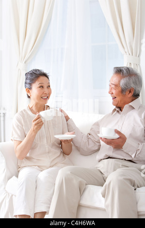 Heureux Couple Enjoying Tea Banque D'Images