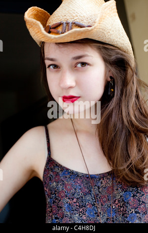 Portrait Portrait d'une jeune femme aux cheveux longs, portant un chapeau de cow-boy, London, England, UK Banque D'Images