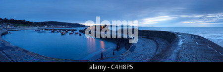 La Cobb à Lyme Regis à l'aube avec la Côte Jurassique au-delà, Dorset, England, UK Banque D'Images