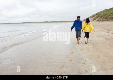 Couple on beach in love Banque D'Images