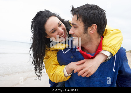 Happy couple on beach in love Banque D'Images