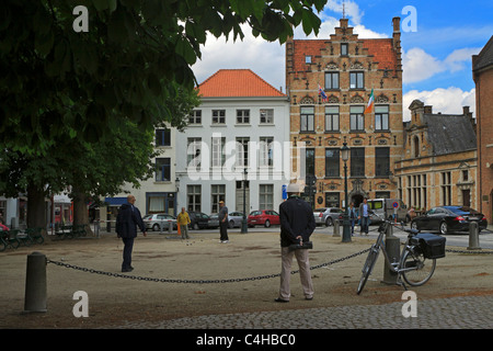 Les hommes belges profitez d'un jeu de boules sur une place de Bruges Banque D'Images