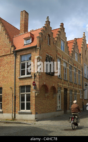 Coin de rue typique de Bruges. Maisons en briques avec pignons à épaulement/ruelles et rues pavées. Banque D'Images