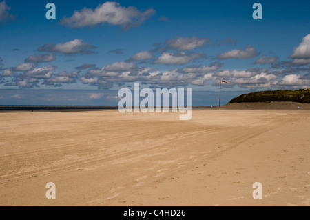 La large plage de sable déserte ouvert au Touquet, France, Empreintes montrent plus tôt les visiteurs ont passé de cette façon. Banque D'Images