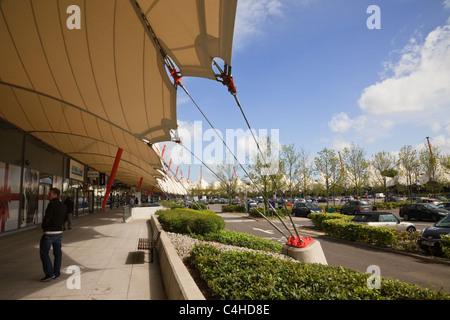 La McArthur Glen Designer Outlet Shopping Centre. Conçu par l'architecte Richard Rogers. Ashford, Kent, Angleterre, Royaume-Uni, Grande Bretagne. Banque D'Images
