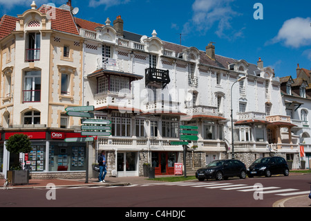 Un bâtiment classique à Le Touquet, France contenant des boutiques et des appartements dans la ville balnéaire. Banque D'Images