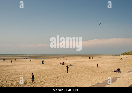 Les visiteurs apprécient la plage du Touquet, France. La large plage de sable est populaire avec la circulaire kite Banque D'Images