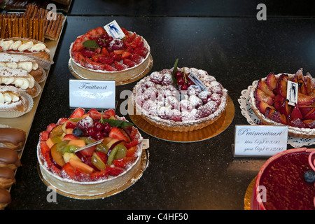 Affichage des tartes aux fruits et des pâtisseries dans la fenêtre d'un salon de thé à Bruges, Belgique Banque D'Images