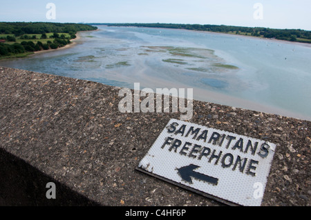 Samaritains Freephone téléphone le pont Orwell Banque D'Images