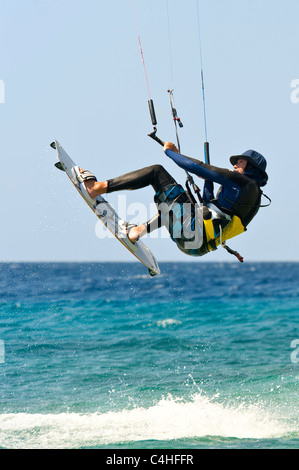 Une vue en gros plan d'un skimmimg kite surfer sur la mer jusqu'à la station d'Eilat en Israël. Banque D'Images