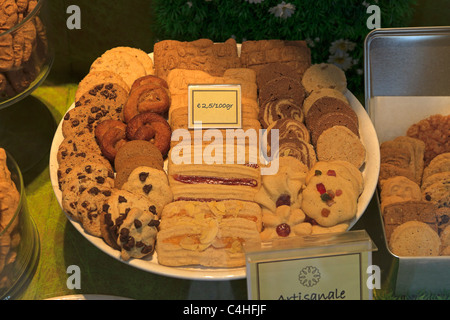 Assiette de biscuits sablés dans une fenêtre à Bruges, Belgique. Banque D'Images