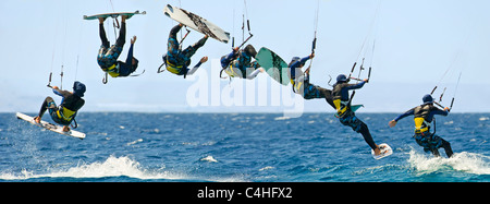 Une vue d'image séquentielle 7 montrant le mouvement d'un kitesurfeur dans l'air à la station d'Eilat en Israël. Banque D'Images