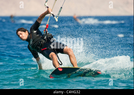 Une vue en gros plan d'un skimmimg kite surfer sur la mer jusqu'à la station d'Eilat en Israël. Banque D'Images