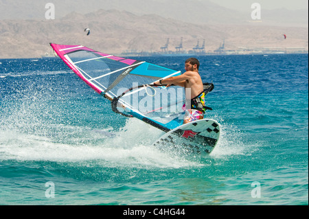 Une planche d'effectuer des tours sur la mer rouge à la station d'Eilat en Israël. Banque D'Images