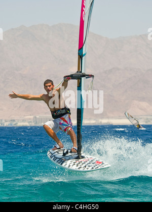 Une planche d'effectuer des tours sur la mer rouge à la station d'Eilat en Israël. Banque D'Images