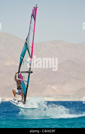 Une planche d'effectuer des tours sur la mer rouge à la station d'Eilat en Israël. Banque D'Images