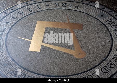 Square et de symboles maçonniques boussole dans le plancher au musée Beamish à Durham, Angleterre Banque D'Images