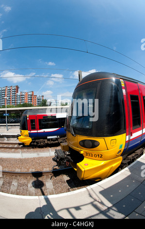 De près de l'avant des deux trains de classe 333 dans le Nord de l'injection à la livrée de la gare de Leeds en Angleterre. Banque D'Images