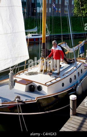 Marin sur le pont du bateau à voile au port Brouwershaven, Zélande, Pays-Bas Banque D'Images