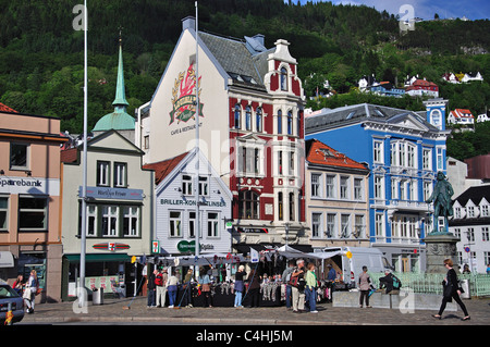 Les étals de marché en Vagsallmenningen Vagsalm, carrés, Bergen, comté de Hordaland, Norvège, Région Vestlandet Banque D'Images